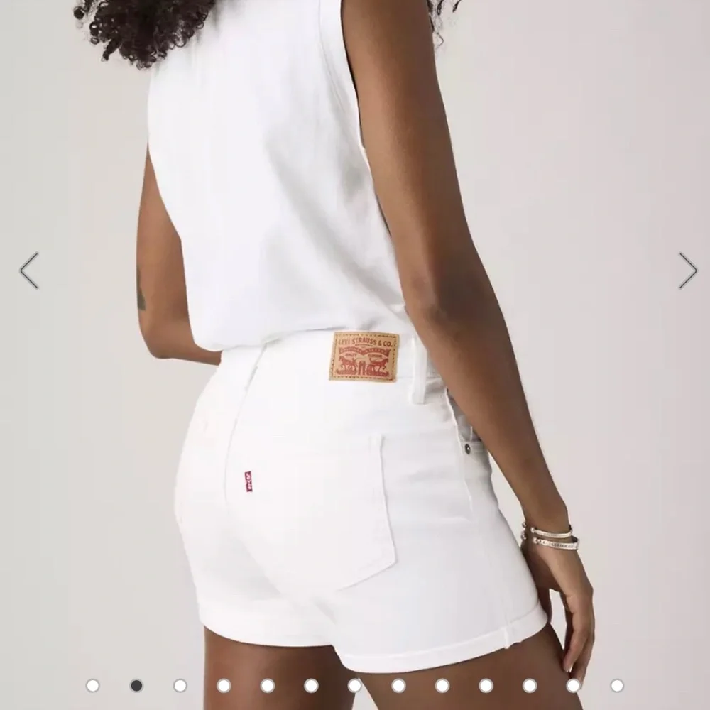 LEVIS Mid Length White Denim Shorts size 28/6 Cuffed Zipper Fly - Picture 1 of 11